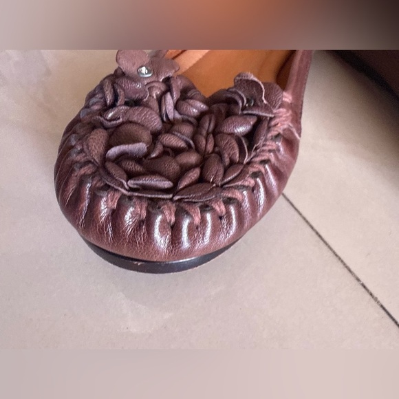 BCBG Max Azria flower flats shoes size 5.5 brown  new without tag - Picture 16 of 16
